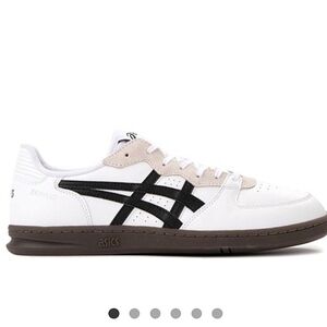 Asics Skyhand White and Black Sneakers Sz 9